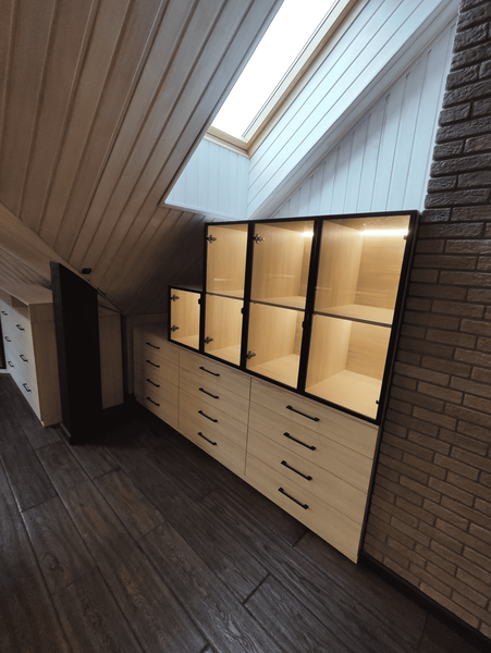 Гардеробная под Гардеробная под скатом крыши с выдвижными ящиками и подсветкой