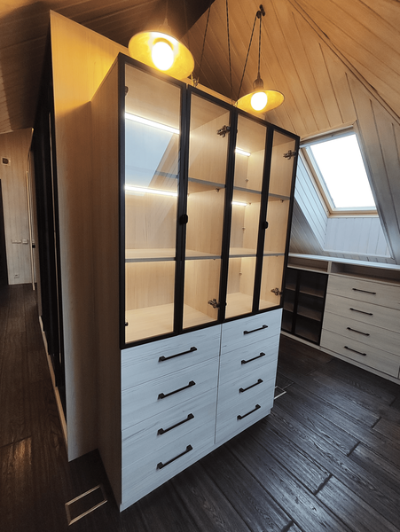 Модульная мансардная Модульная мансардная гардеробная с витринными фасадами и индивидуальным наполнением