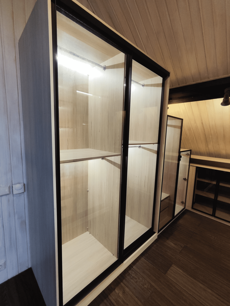 Мансардная гардеробная Мансардная гардеробная с островным модулем и внутренней подсветкой