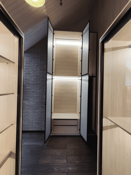 Мансардная гардеробная Мансардная гардеробная с витринными фасадами и чёрным алюминиевым профилем