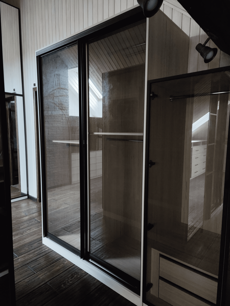 Гардеробная под Гардеробная под скатом крыши с выдвижными ящиками и встроенной подсветкой