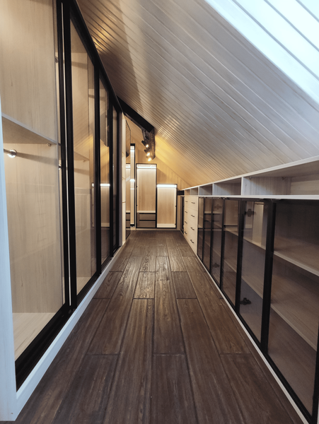 Мансардная гардеробная Мансардная гардеробная система с островным модулем и стеклянными фасадами