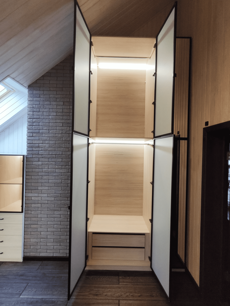 Гардеробная система Гардеробная система под скатом крыши с витринными шкафами и выдвижными ящиками