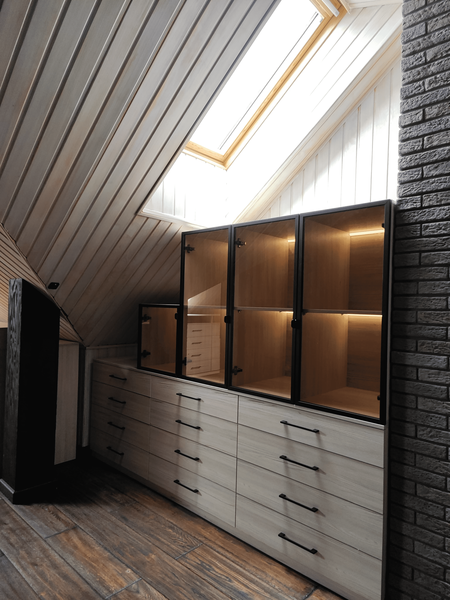 Мансардная гардеробная Мансардная гардеробная с остеклёнными витринными модулями и подсветкой