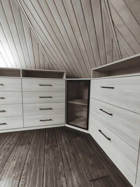 Мансардная гардеробная Мансардная гардеробная с зеркальными фасадами во всю высоту