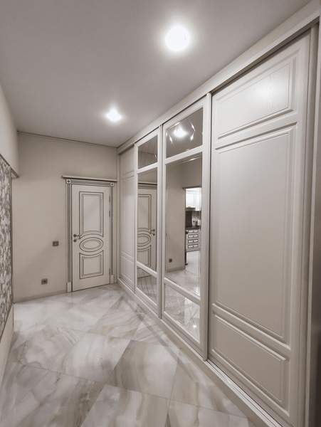 Встроенная гардеробная Встроенная гардеробная система с раздвижными фасадами и зеркальными вставками