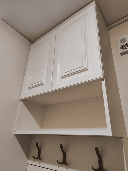 Встроенная гардеробная Встроенная гардеробная система с антресольными шкафами и классическими фасадами