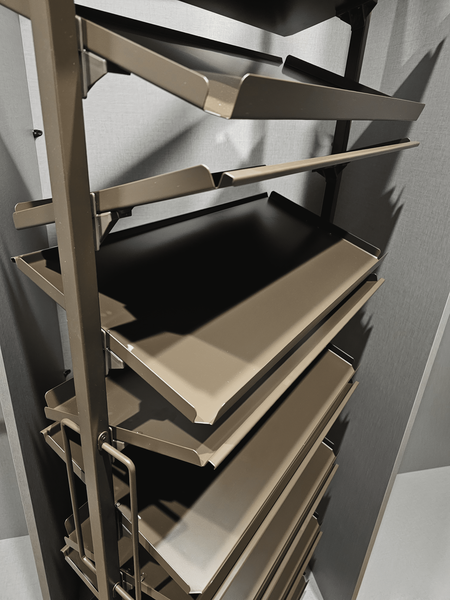 Выдвижная вертикальная Выдвижная вертикальная система хранения обуви с металлическими лотками в гардеробной