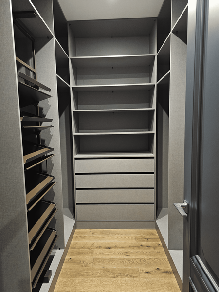 Встроенная гардеробная Встроенная гардеробная система с выдвижными обувными корзинами и центральным блоком хранения