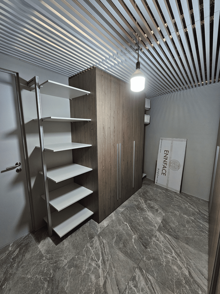 Гардеробная система Гардеробная система с распашными фасадами под натуральное дерево и потолком с рейками