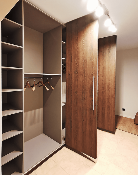 Гардеробная система Гардеробная система с раздвижными фасадами под натуральное дерево и функциональным внутренним наполнением