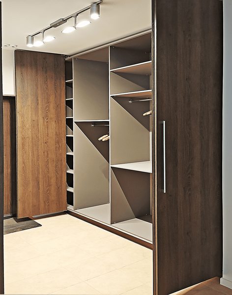 Современная встроенная Современная встроенная гардеробная с раздвижными дверями и комбинированной системой хранения