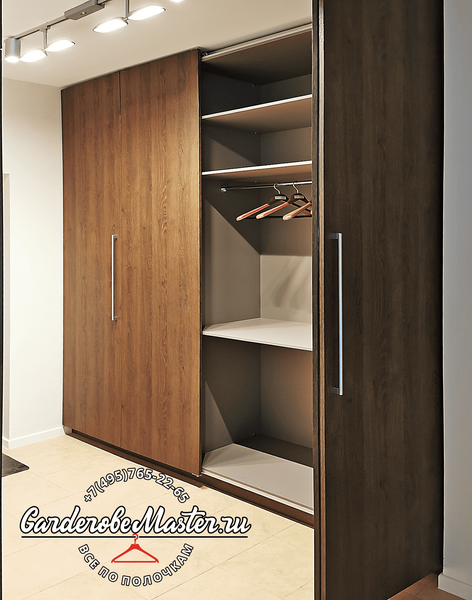 Встроенная гардеробная Встроенная гардеробная с раздвижными фасадами во всю высоту в современном стиле