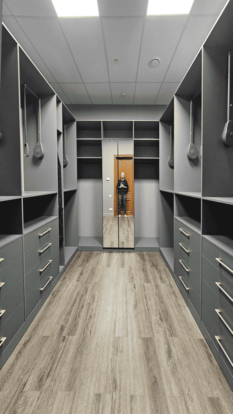 Классическая гардеробная Классическая гардеробная комната с симметричной планировкой