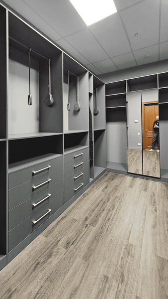 Классическая гардеробная Классическая гардеробная с выдвижными ящиками и зеркалом