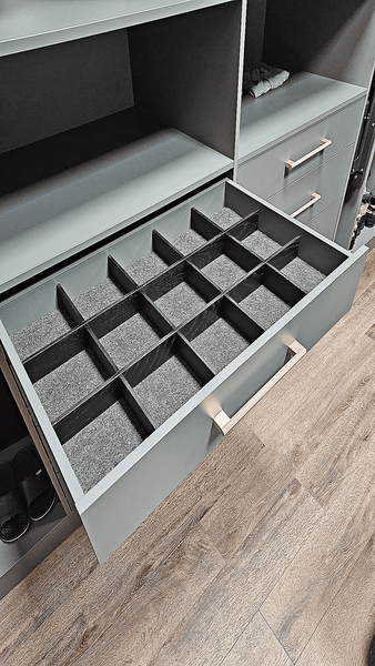 Выдвижной ящик Выдвижной ящик классической гардеробной с органайзером