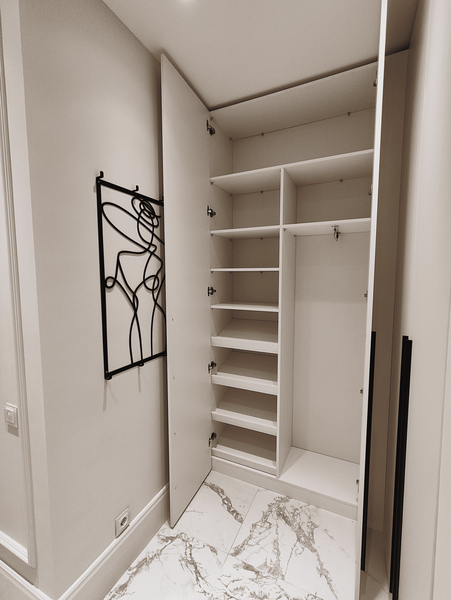 Классическая гардеробная Классическая гардеробная с распашными фасадами в светлом интерьере