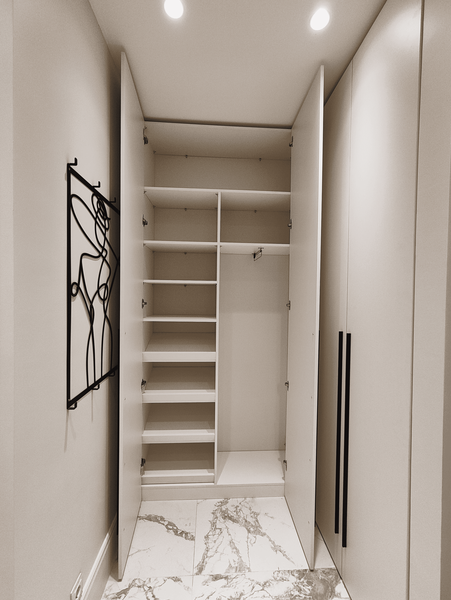 Угловая классическая Угловая классическая гардеробная на заказ с высокими фасадами