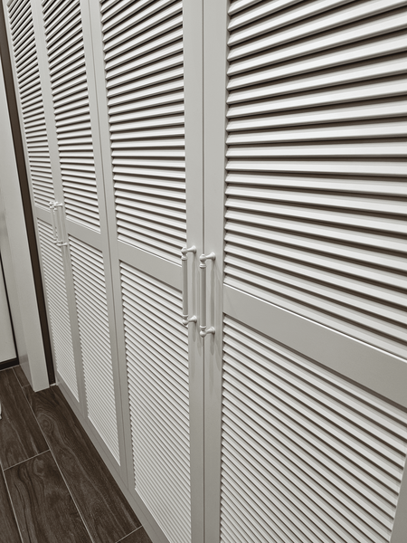 Классический шкаф Классический шкаф с жалюзийными фасадами в прихожей