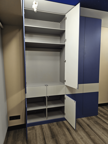 Встроенный шкаф Встроенный шкаф с распашными дверями и внутренними полками