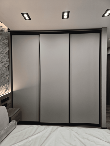 Раздвижной шкаф-купе Раздвижной шкаф-купе с матовыми фасадами в спальне