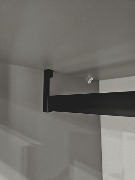 Штанга Штанга для одежды с чёрным металлическим держателем в гардеробной системе