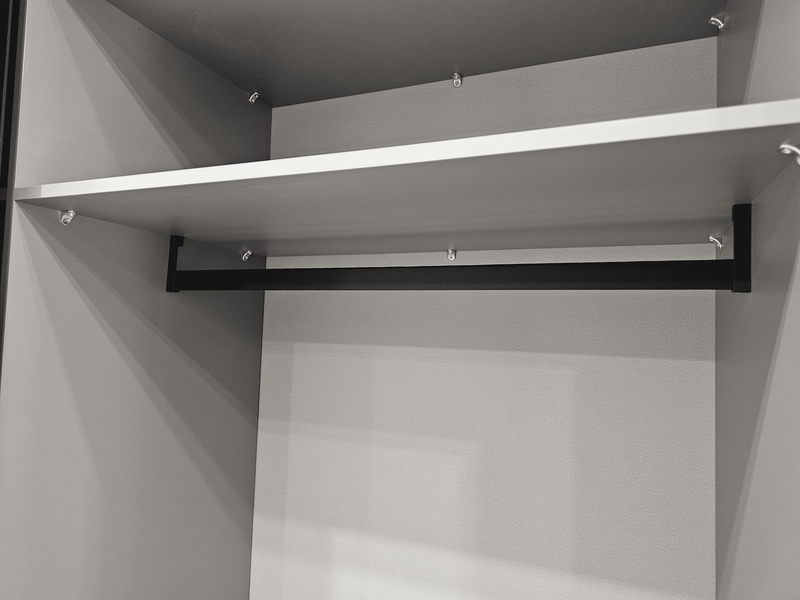 Полка Полка и штанга для одежды в секции встроенной гардеробной