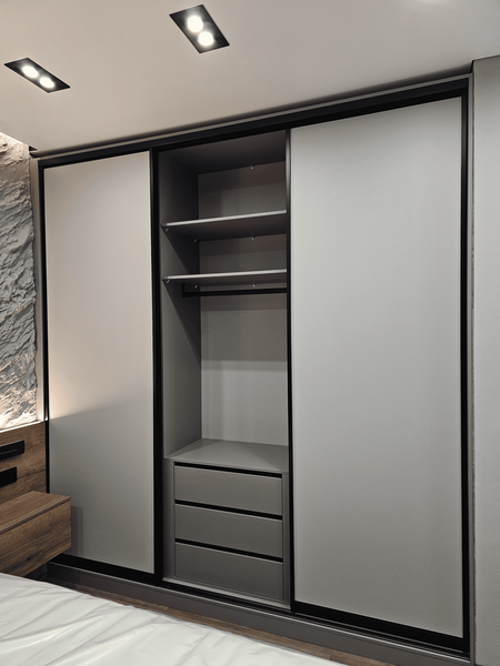 Встроенная гардеробная Встроенная гардеробная с раздвижными дверями и внутренними полками
