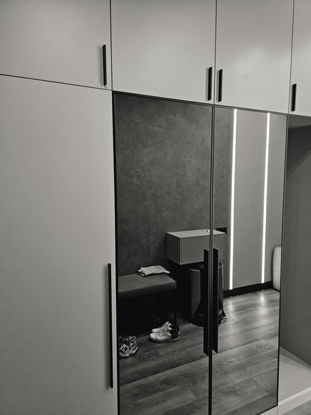 Шкаф Шкаф в прихожей с зеркальными раздвижными фасадами во всю высоту, верхними антресольными модулями и нишей для размещения верхней одежды и обуви