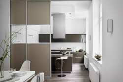 Гардеробная система Vitra Black на алюминиевых стойках для стильного хранения вещей