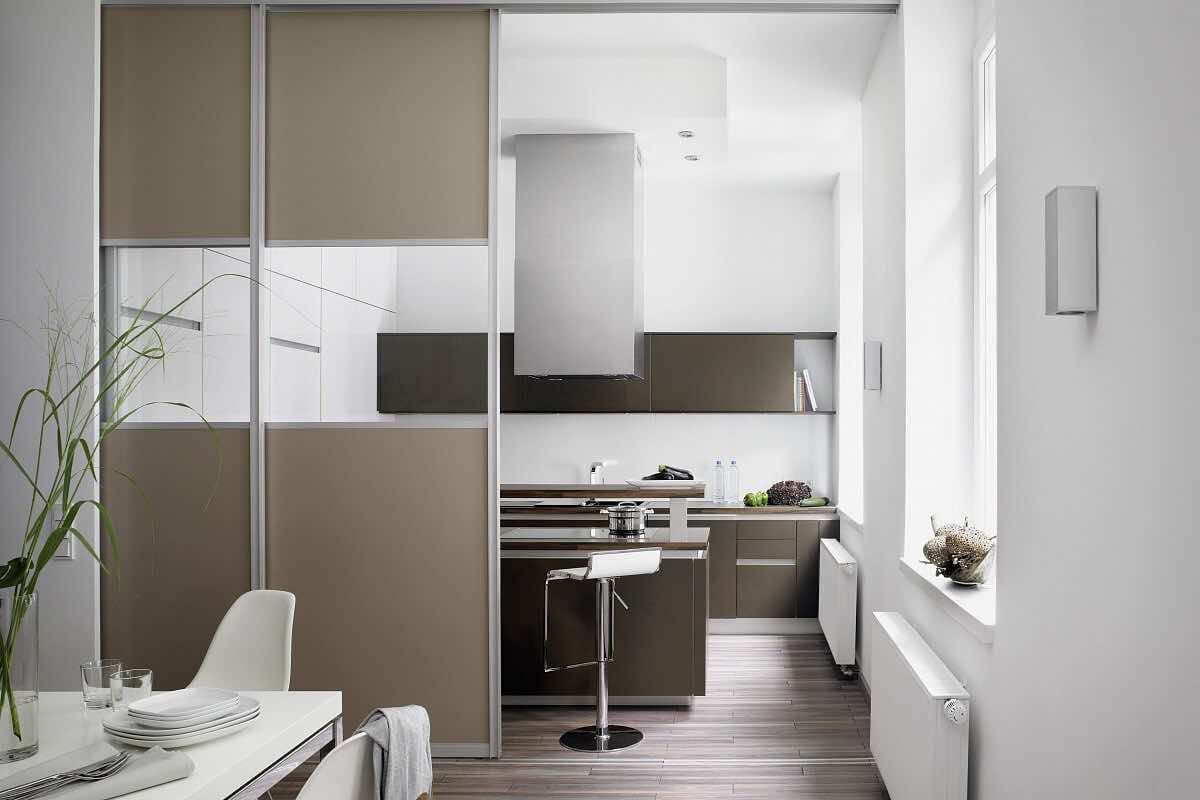 Гардеробная система Vitra Black на алюминиевых стойках для стильного хранения вещей