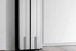 Гардеробная система Vitra Black на алюминиевых стойках для стильного хранения вещей