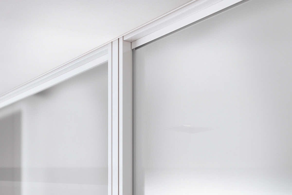 Гардеробная система Stilos Eureka с дверями купе и алюминиевым каркасом под ключ