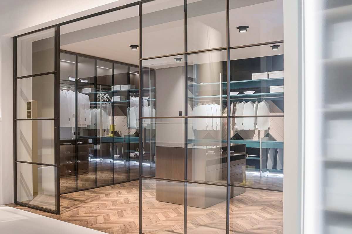 Стеклянная межкомнатная перегородка для стильного зонирования пространства