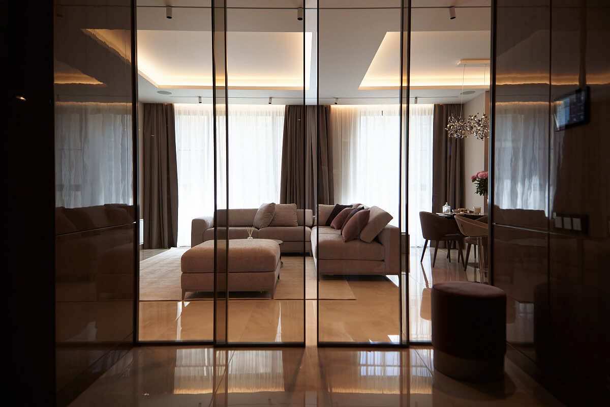 Межкомнатная раздвижная перегородка для зонирования гостиной без нижней направляющей