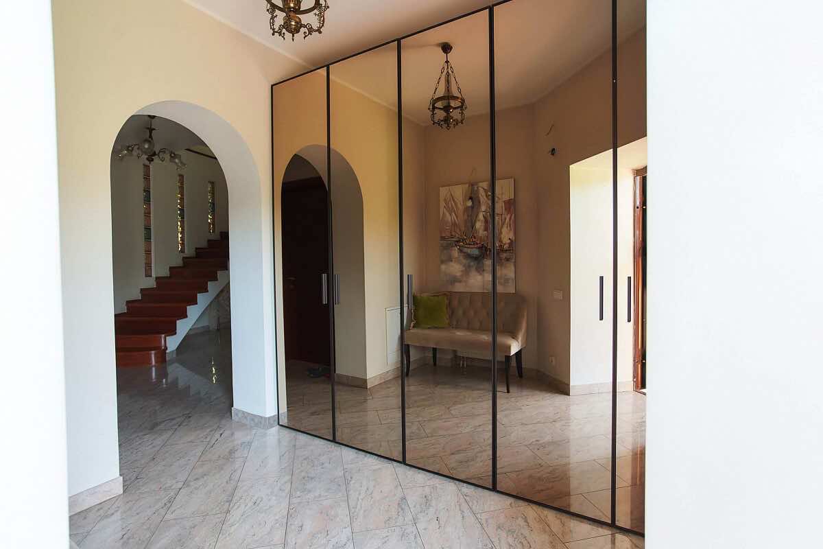 Интерьерная система с рабочим местом и удобным хранением для кабинета