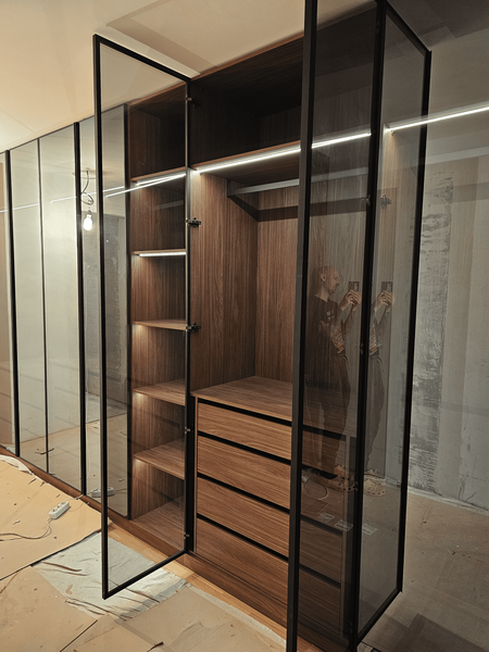 Внутреннее наполнение шкафа с подсветкой и ящиками