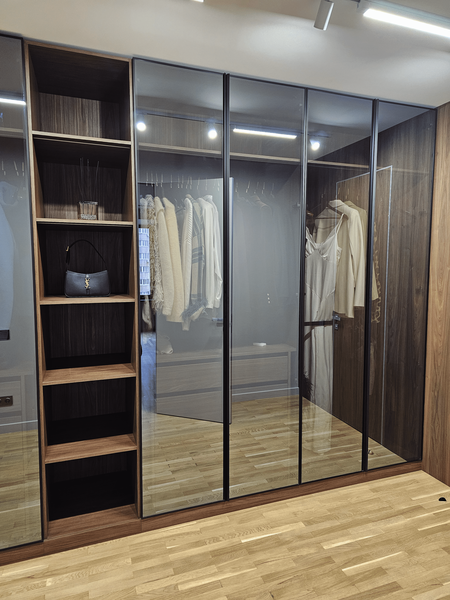 Шкаф на заказ со стеклянными дверями и внутренней подсветкой