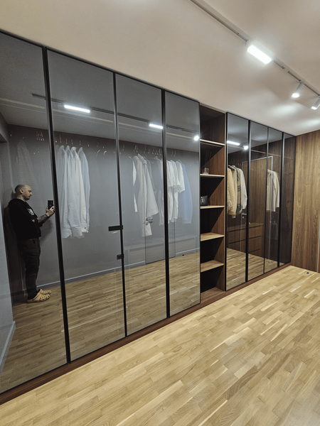 Шкаф на заказ с подсветкой и открытыми полками