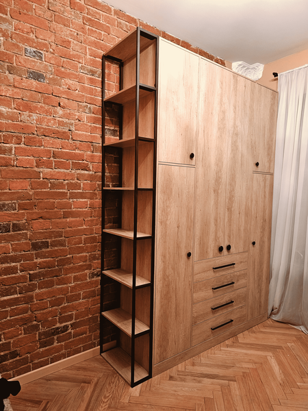 Внутреннее наполнение шкафа с полками и штангой