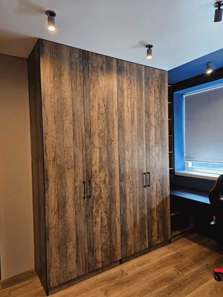 Встроенный шкаф на заказ с распашными фасадами
