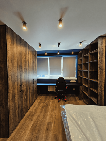 Шкаф на заказ с рабочей зоной и открытыми стеллажами