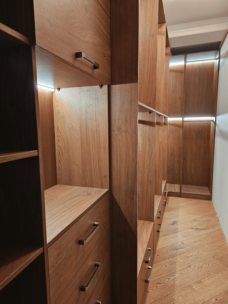 Угловая гардеробная система с штангами для одежды