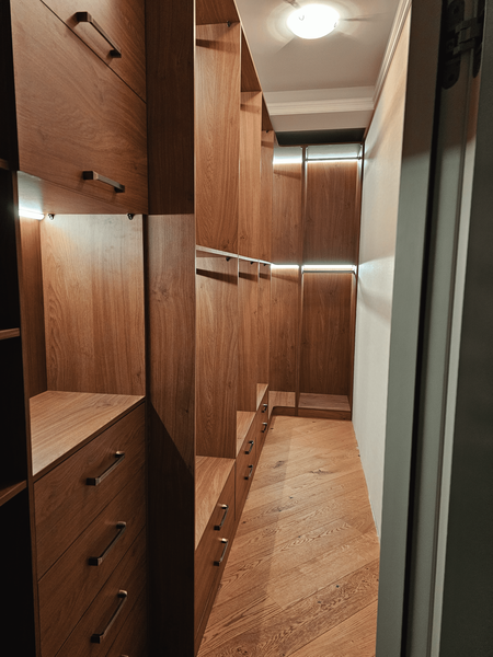 Гардеробная система на заказ с линейной планировкой