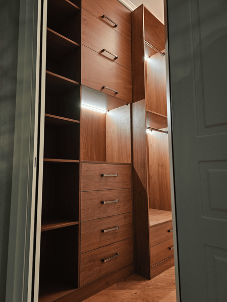 Гардеробная система с выдвижными ящиками и полками