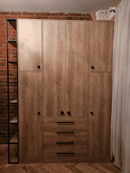 Встроенный шкаф на заказ с распашными фасадами