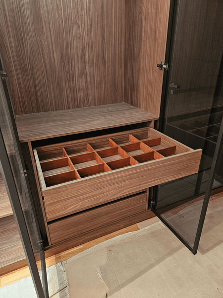 Выдвижной ящик шкафа с органайзером для аксессуаров