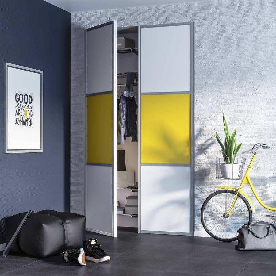 Шкаф в прихожую с распашными дверями из стекла для стильного интерьера