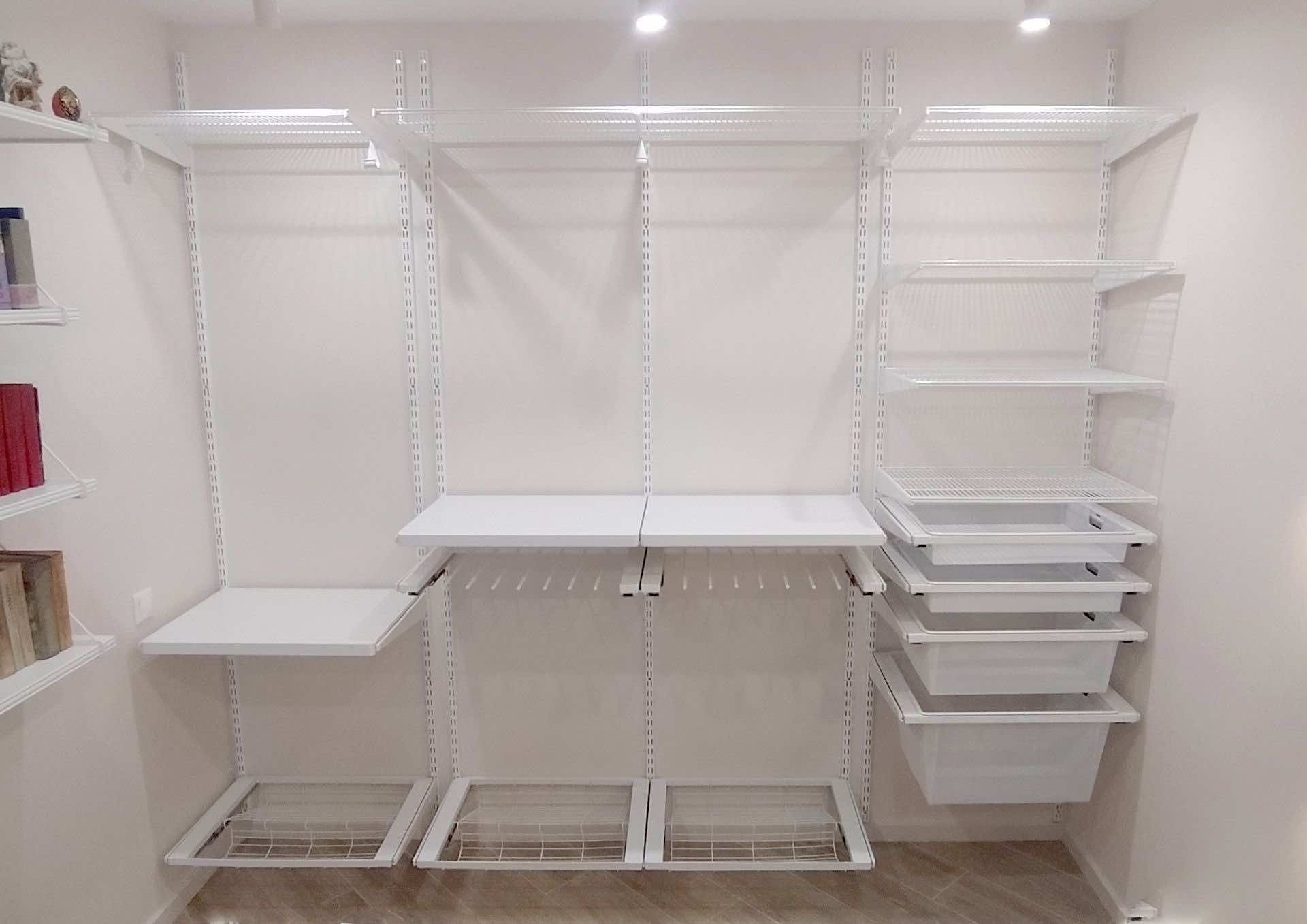 Встроенный шкаф-купе с матовыми дверями и стеклом Бронза для спальни