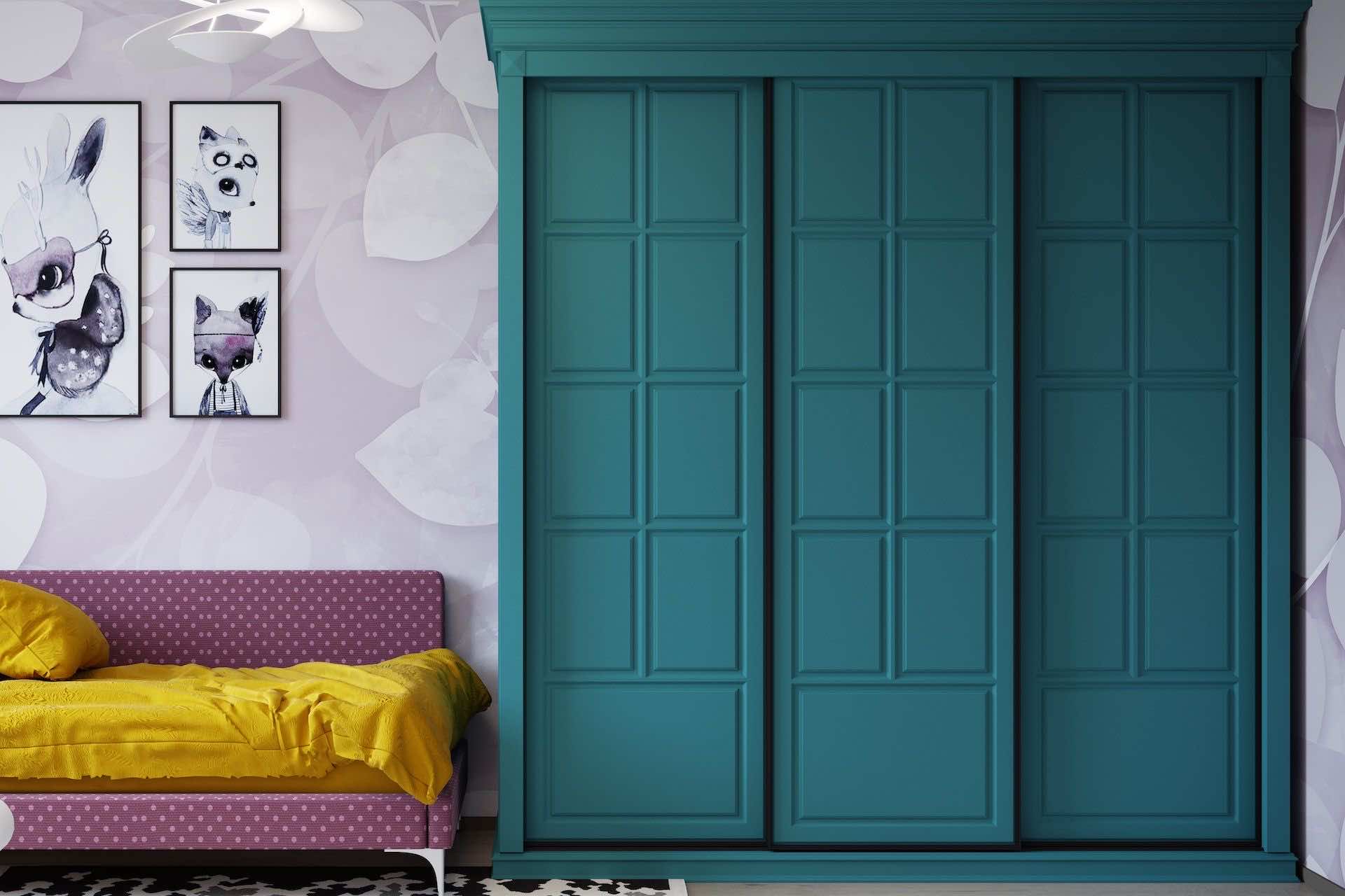 Белый встроенный шкаф-купе с врезными ручками для прихожей и спальни